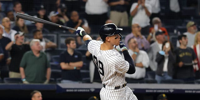 New York Yankees'ten Aaron Yargıç #99, 20 Eylül 2022'de New York'un Bronx ilçesindeki Yankee Stadyumu'nda Pittsburgh Pirates'e karşı oynanan maçın 9. devresinde sezonun 60. ev koşusuna ulaştı.
