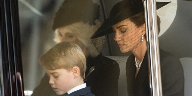 Príncipe George, Camilla, rainha consorte e Catherine, princesa de Gales, são mostrados durante o funeral de estado da rainha Elizabeth II.