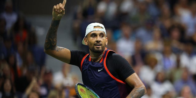 Nick Kyrgios d'Australie réagit contre Daniil Medvedev lors de leur match du quatrième tour du simple masculin le septième jour de l'US Open 2022 à New York.