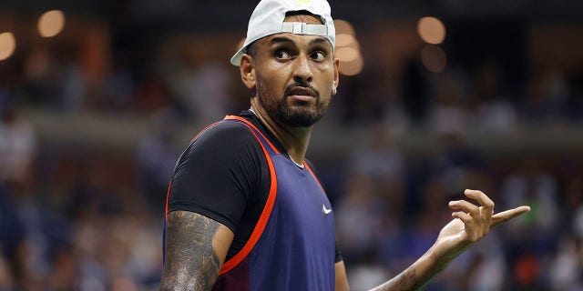 Nick Kyrgios d'Australie réagit contre Daniil Medvedev lors de leur match du quatrième tour en simple messieurs le septième jour de l'US Open 2022 au USTA Billie Jean King National Tennis Center le 04 septembre 2022, dans le quartier Flushing du quartier Queens de New York.