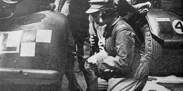 Королева Елизавета была первой женщиной-членом королевской семьи, которая служила в вооруженных силах.  Выполняла ремонтно-технические работы для Вспомогательной транспортной службы во время Великой Отечественной войны.  Она изображена в 1944 году.