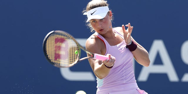 Marta Kostyuk de Ucrania juega un golpe de derecha contra Victoria Azarenka en su partido de segunda ronda de individuales femeninos el cuarto día del US Open 2022 en el USTA Billie Jean King National Tennis Center el 1 de septiembre de 2022 en el barrio de Flushing del distrito de Queens de Nueva York .  .