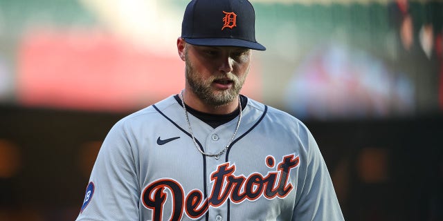 #17 Austin Meadows de los Detroit Tigers mira contra los Minnesota Twins antes del comienzo de la primera entrada del juego en Target Field el 26 de abril de 2022 en Minneapolis, Minnesota.  Los Mellizos vencieron a los Tigres 5-4.