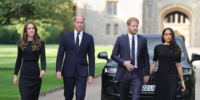 Catherine, la Princesa de Gales, el Príncipe William, el Príncipe de Gales, el Príncipe Harry y Meghan Markle en la larga caminata en el Castillo de Windsor cuando llegan para ver las flores y los tributos a la Reina Isabel II.
