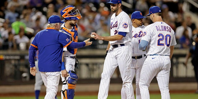 New York Mets manager Buck Showalter receives the ball from pitcher David Peterson during the first inning of the team's baseball game against the Chicago Cubs in New York, Wednesday, Sept. 14, 2022.