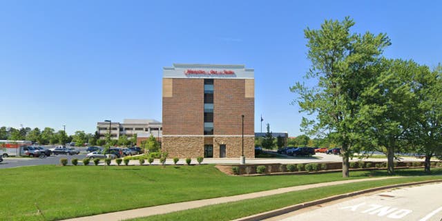 Some of the 100 migrants were reportedly sent to the Burr Ridge Hampton Inn in suburban Illinois.