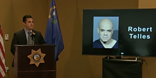 Las Vegas polis Det.  Dori Koren, 8 Eylül'de düzenlediği basın toplantısında gazeteci Jeff German'ın öldürülmesiyle bağlantılı olarak Robert Telles'in tutuklanması hakkında konuşuyor.