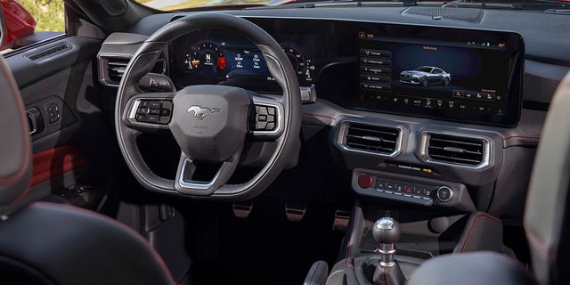 O Ford Mustang 2024 apresenta um painel de instrumentos totalmente digital.