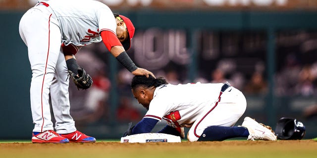 Jean Segura n. 2 dei Philadelphia Phillies controlla un Ozzie Albies n. 1 apparentemente infortunato degli Atlanta Braves dopo che Albies è scivolato in seconda base nella parte inferiore del quarto inning di una partita al Truist Park il 17 settembre 2022 ad Atlanta, in Georgia .
