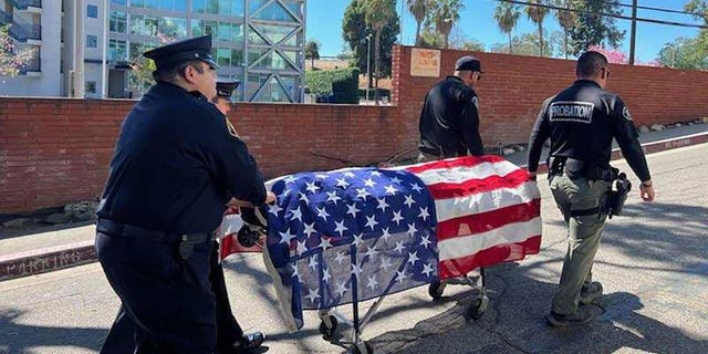 La Guardia de Honor del Departamento de Libertad Condicional del Condado de Los Ángeles y los oficiales de SEO escoltaron los restos de Paula Lind en una procesión a la Oficina del Forense del Condado de Los Ángeles. 
