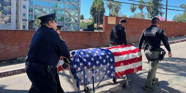 La Guardia de Honor del Departamento de Libertad Condicional del Condado de Los Ángeles y los oficiales de SEO escoltaron los restos de Paula Lind en una procesión a la Oficina del Forense del Condado de Los Ángeles. 