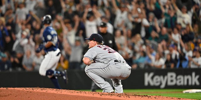 Zach Plesac des Cleveland Guardians réagit à un coup de circuit en solo de Julio Rodriguez des Mariners de Seattle lors de la troisième manche au T-Mobile Park le 27 août 2022 à Seattle. 