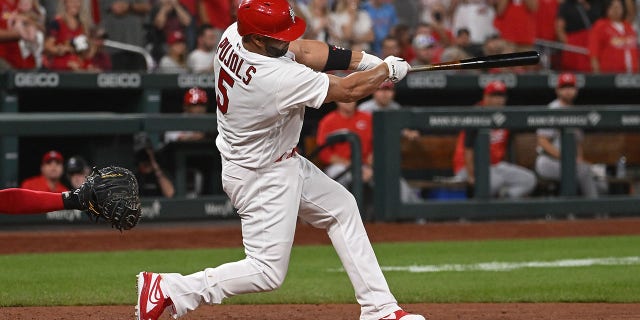 Albert Pujols de los St. Louis Cardinals conecta un jonrón de dos carreras contra los Cincinnati Reds en la sexta entrada el 16 de septiembre de 2022 en el Busch Stadium de St. Louis.