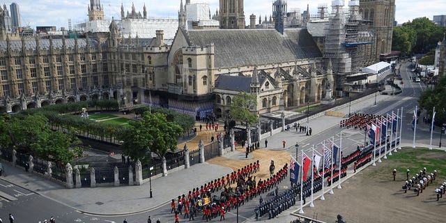 Le cercueil de la reine Elizabeth II est transféré du palais de Buckingham aux chambres du Parlement pour sa mise en état qui durera quatre jours jusqu'à ses funérailles le lundi 19 septembre. 