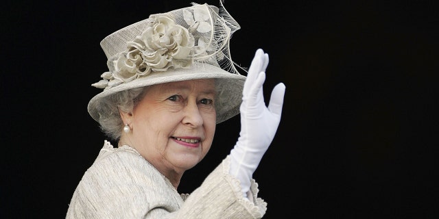 La reina Isabel II llega a la Catedral de San Pablo para el servicio de Acción de Gracias celebrado en honor a su 80 cumpleaños, el 15 de junio de 2006, en Londres, Inglaterra. 