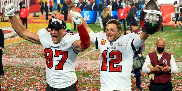Gronkowski y Brady celebran después de ganar el Super Bowl LV.