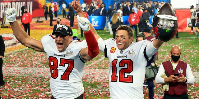 Rob Gronkowski y Tom Brady celebran después de ganar el Super Bowl.