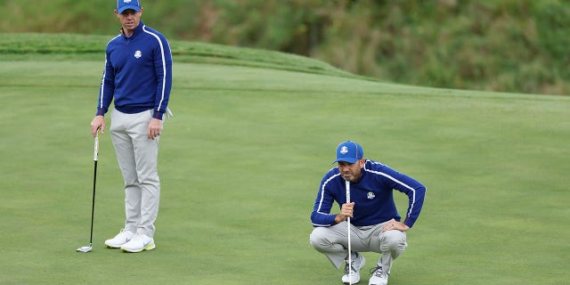 Rory McIlroy d'Irlande du Nord et Sergio Garcia d'Espagne sont présentés lors d'un tour d'entraînement avant la 43e Ryder Cup à Whistling Straits, à Kohler, Wisconsin, le 21 septembre 2021.