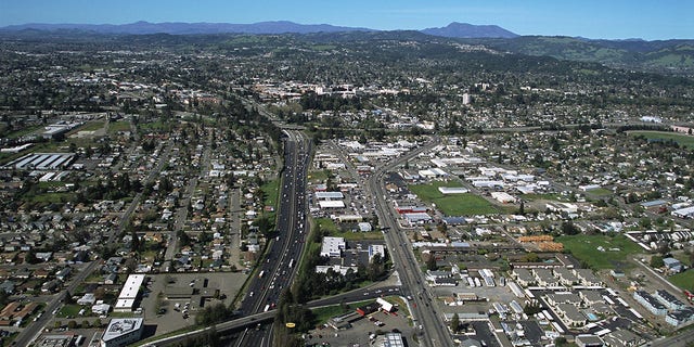 Centre-ville de Santa Rosa avec l'autoroute.  101 passant par son milieu est vue en 2006. 