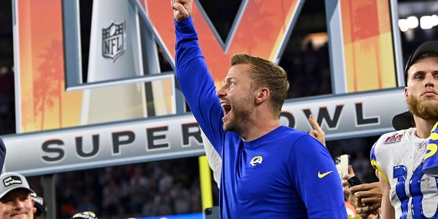 El propietario de Los Angeles Rams, Stan Kroenke, sostiene el trofeo Vince Lombardi con el entrenador Sean McVay y Cooper Kupp (10) en el escenario después de ganar contra los Cincinnati Bengals en el SoFi Stadium en Inglewood, California, el 13 de febrero de 2022.