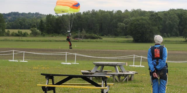 Pára-quedismo aterrissa no Skydive Toronto. 