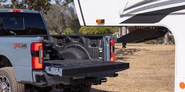 A tailgate equipped with a camera and sensors mounted on top that work when it is opened will be offered.