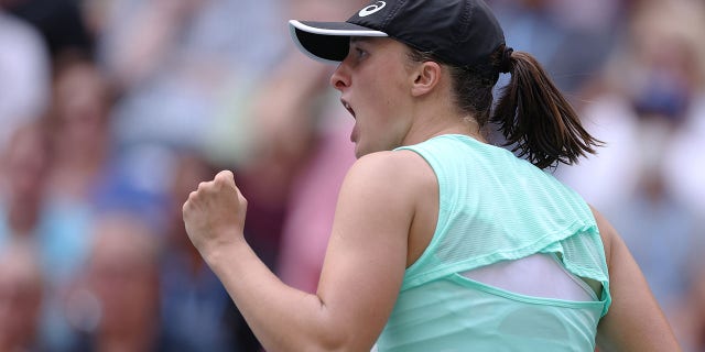 Poland's Iga Spheretek wins the second set against Germany's Jules Niemeyer in the women's singles fourth round match at the USTA Billie Jean King National Tennis Center on September 5, 2022 reacts. Borough of New York City. 