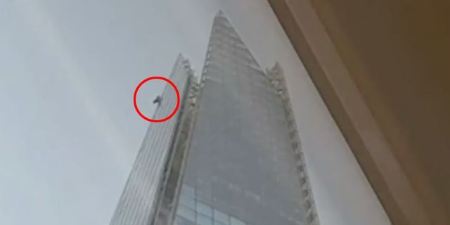 El escalador fue grabado subiendo el edificio en un video publicado en las redes sociales.