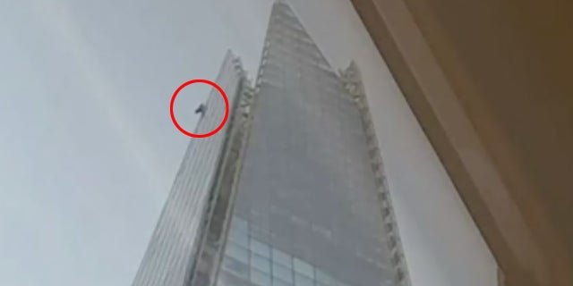 El escalador fue grabado subiendo el edificio en un video publicado en las redes sociales.