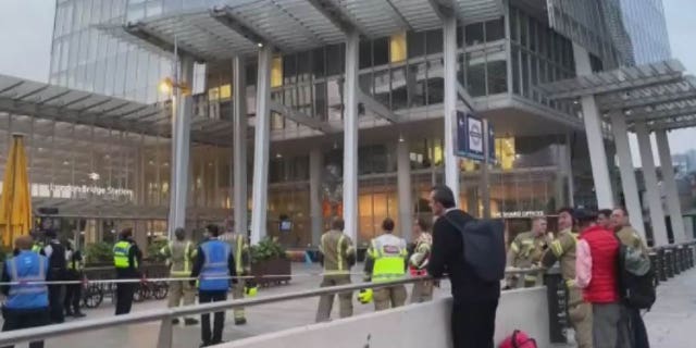 La policía, los bomberos y los transeúntes de The Shard observaron al escalador desde abajo.