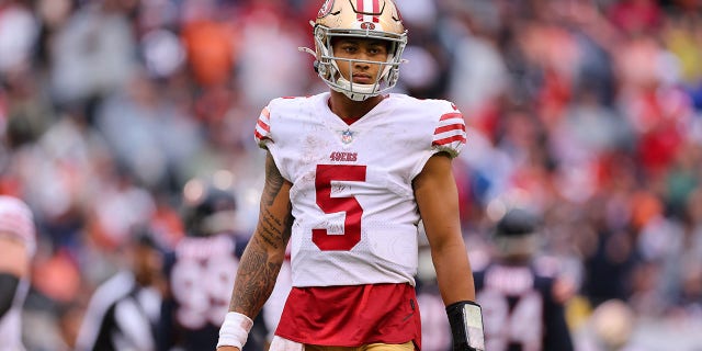 El mariscal de campo de los San Francisco 49ers, Trey Lance, #5, espera durante la primera mitad contra los Chicago Bears en Soldier Field el 11 de septiembre de 2022 en Chicago, Illinois.