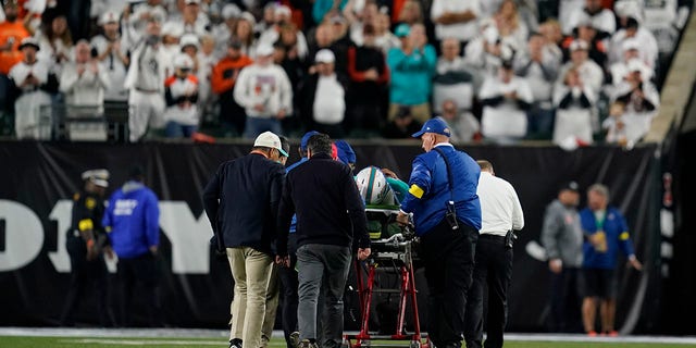 O quarterback do Miami Dolphins, Tua Tagovailoa, é retirado do campo em uma maca durante o primeiro tempo de um jogo de futebol da NFL contra o Cincinnati Bengals, quinta-feira, 29 de setembro de 2022, em Cincinnati.