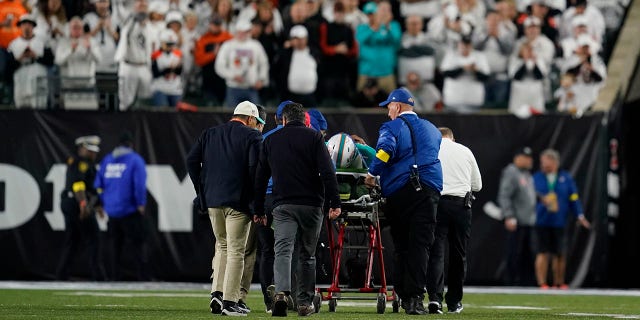 O quarterback do Miami Dolphins, Tua Tagovailoa, é retirado do campo em uma maca durante o primeiro tempo de um jogo de futebol da NFL contra o Cincinnati Bengals, quinta-feira, 29 de setembro de 2022, em Cincinnati.