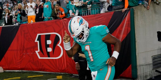 El mariscal de campo de los Miami Dolphins, Tua Tagovailoa, corre por el campo antes de un partido contra los Cincinnati Bengals, el jueves 29 de septiembre de 2022 en Cincinnati. 