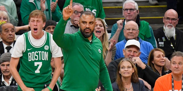 L'entraîneur-chef Amy Odoka célèbre lors du sixième match de la finale NBA 2022 le 16 juin 2022 au TD Garden de Boston, Massachusetts.