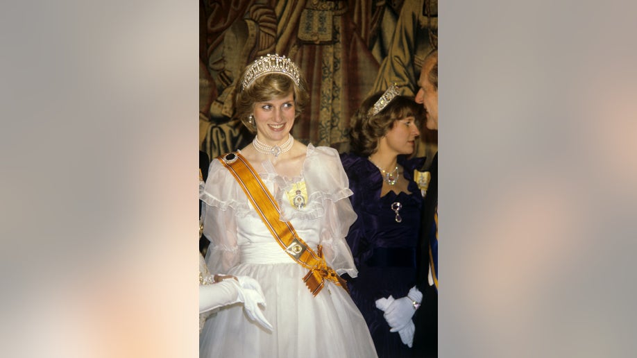 Princess Diana wearing the choker in 1982