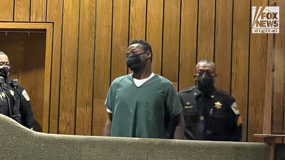 Cleotha Henderson wearing a black mask in court