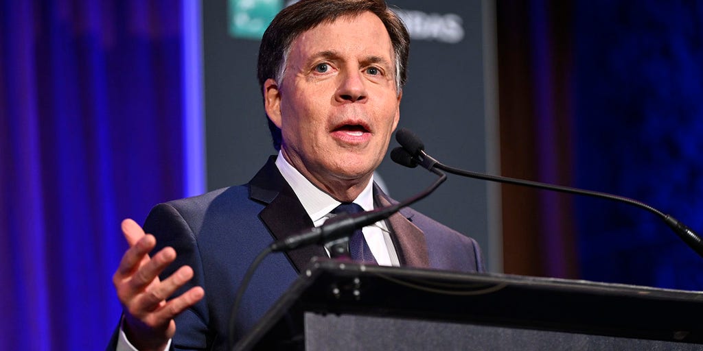 Longtime sportscaster Bob Costas says presidential election is a question of morality, not politics
