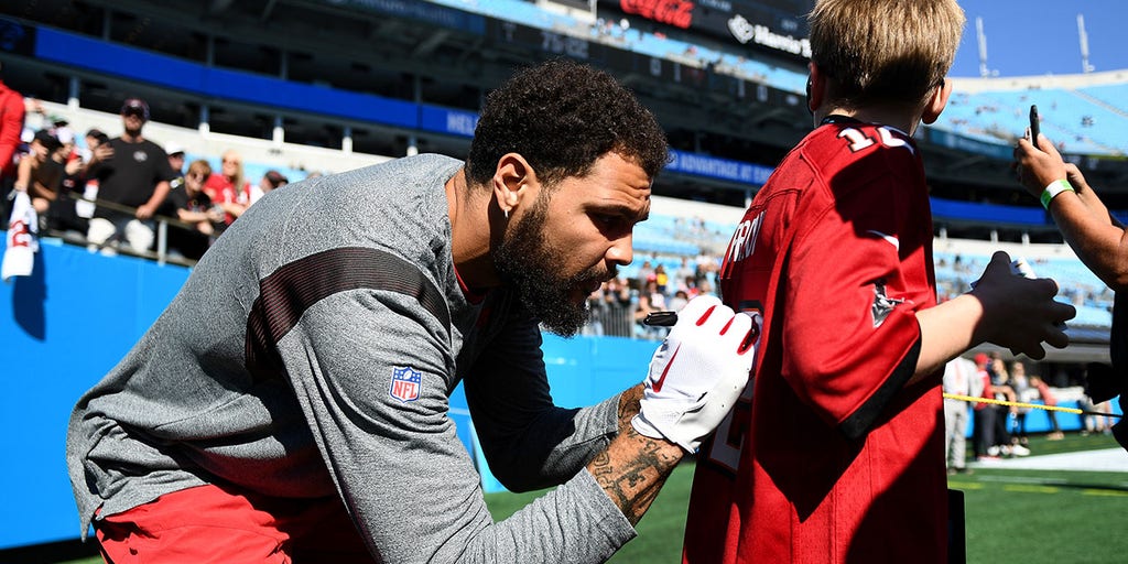 Mike Evans Autographed/Signed Tampa Bay Buccaneers 8×10 Photo PSA