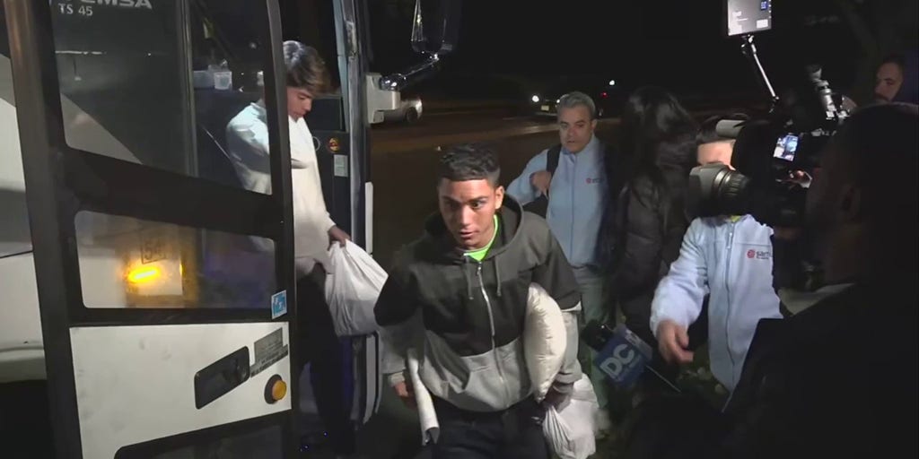 Migrant-bus-arrives-near-VP-Kamala-Harri