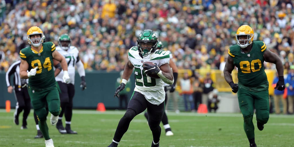 Green Bay Packers linebacker Eric Wilson (45) walks off the field after an  NFL football game against the Buffalo Bills, Sunday, Oct. 30, 2022, in  Orchard Park, N.Y. (AP Photo/Bryan Bennett Stock