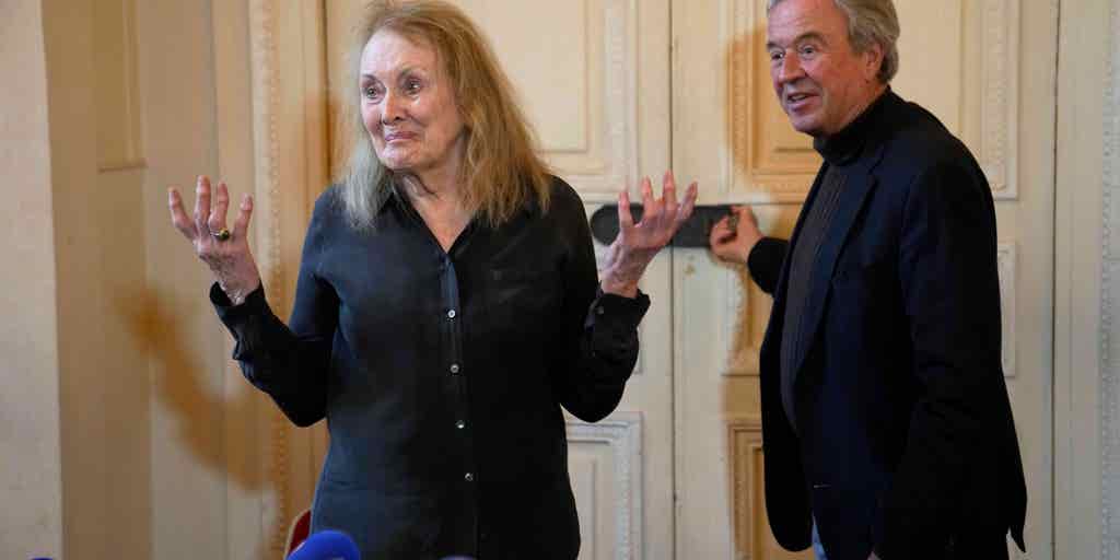 Nobelist Annie Ernaux attracts hundreds of fans at NYC bookstore visit - Vimarsana News