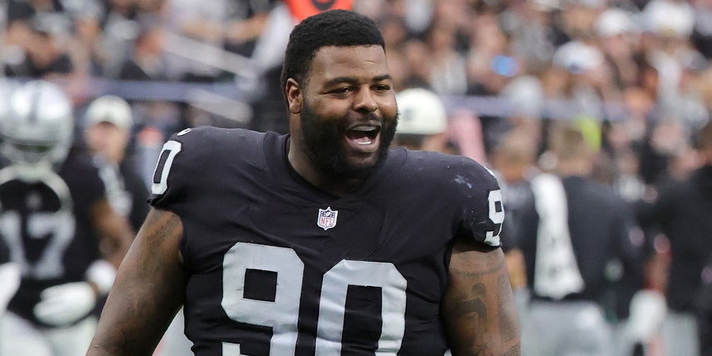 Oakland Raiders defensive tackle Johnathan Hankins (90) stretches during  the NFL team's joint t …