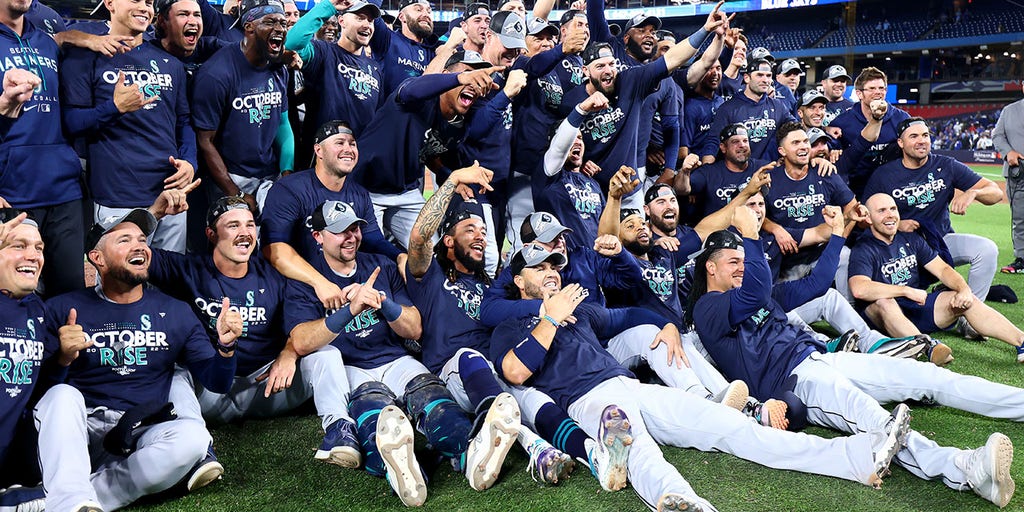 Mariners fan defends his team from afar against the Blue Jays