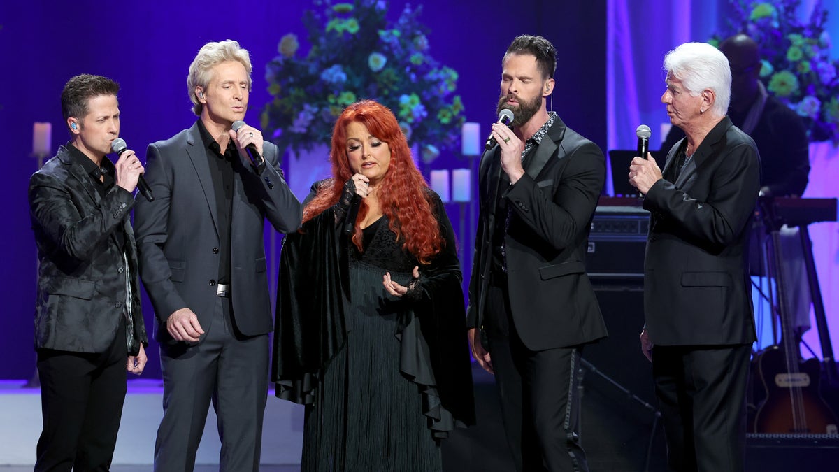 Gaither Vocal Band Wynonna Judd and Larry Strickland