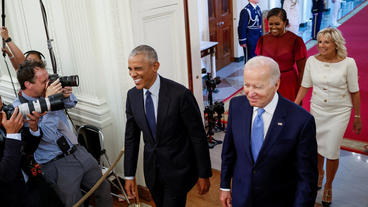 Biden walks with Obama in White House