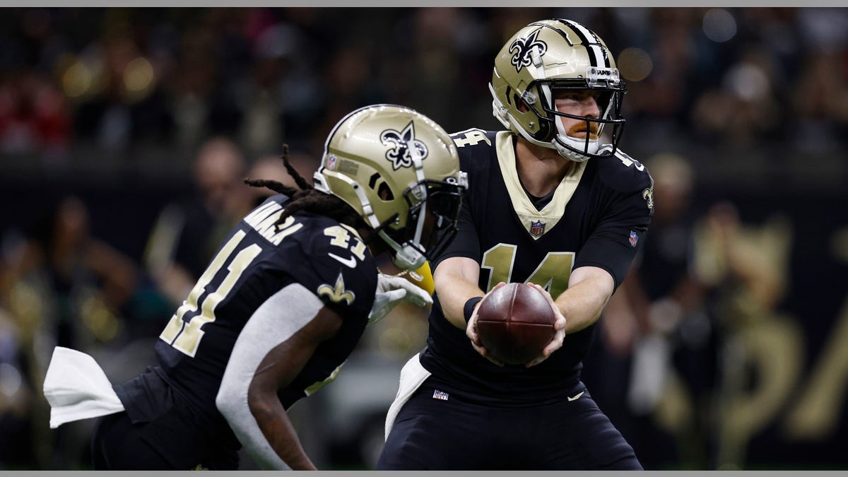 Alvin Kamara takes handoff from Andy Dalton