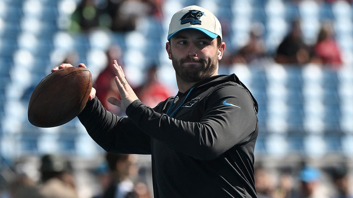 Baker Mayfield warming up