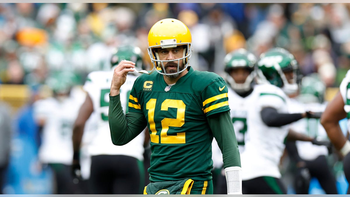 Aaron Rodgers unstraps helmet