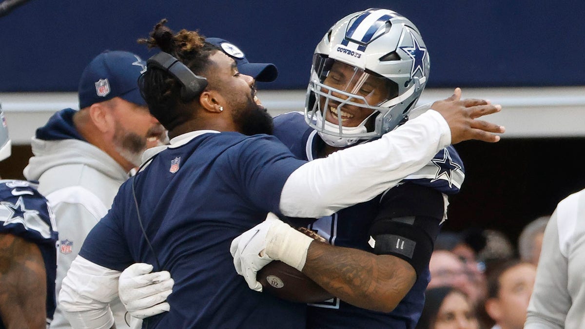 Micah Parsons hugs Ezekiel Elliott